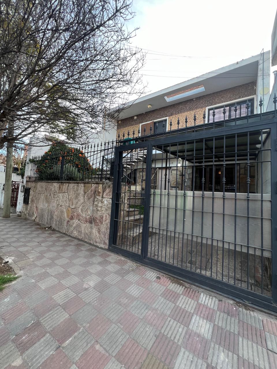 Casa  en venta en el corazón de Guemes! Ideal para desarrollistas 